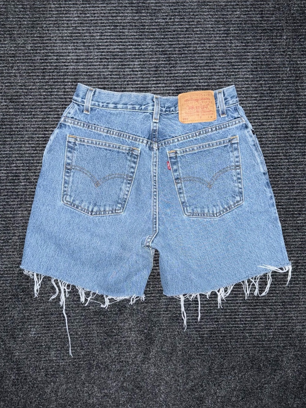 Vintage Levi’s 550 Relaxed Fit Mid Thigh Denim Shorts Sz 27 x 6 Frayed Jorts